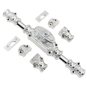 Op de afbeelding: Een zilverkleurige deurgrendel met sierlijke details en een decoratieve knop. De grendel is gemaakt van metaal en heeft een gepolijste afwerking. Hij is ontworpen voor gebruik op deuren en ramen.