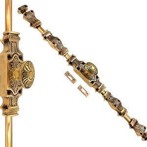 Puede incluir: Juego de herrajes de puerta de latón ornamentado con un tirador decorativo, una barra larga y detallada y una placa de puerta a juego. El juego tiene un acabado antiguo con diseños florales y de volutas, ideal para la decoración del hogar clásica.