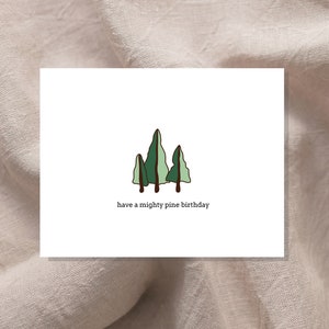 Tarjeta de cumpleaños con texto Have a Mighty Pine, árboles, aire libre, naturaleza, medio ambiente, tronco, lindo, simple, minimalista, juego de palabras sutil, divertido, hecho a mano, ecológico