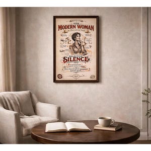 Puede incluir: Un letrero de madera rústico blanco con la palabra "Welcome" escrita a mano. El letrero tiene un aspecto envejecido y un elemento floral decorativo. El fondo es una imagen borrosa de una casa.