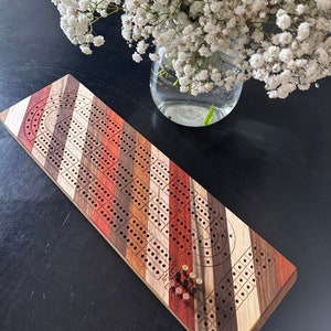 Planche de cribbage de design moderne en bois dur multiple