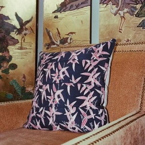 coussin vintage, feuilles de bambou rose sur soie noire, tissu kimono, housse de coussin décorative, housse de coussin 20 x 20, coussins décoratifs pour canapé image 1