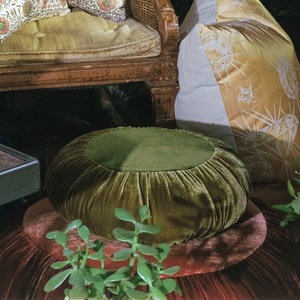 Almohada redonda de terciopelo, almohada decorativa, almohadas para sofá, cama, almohada de terciopelo de seda, verde chartreuse, decoración del hogar de terciopelo imagen 2