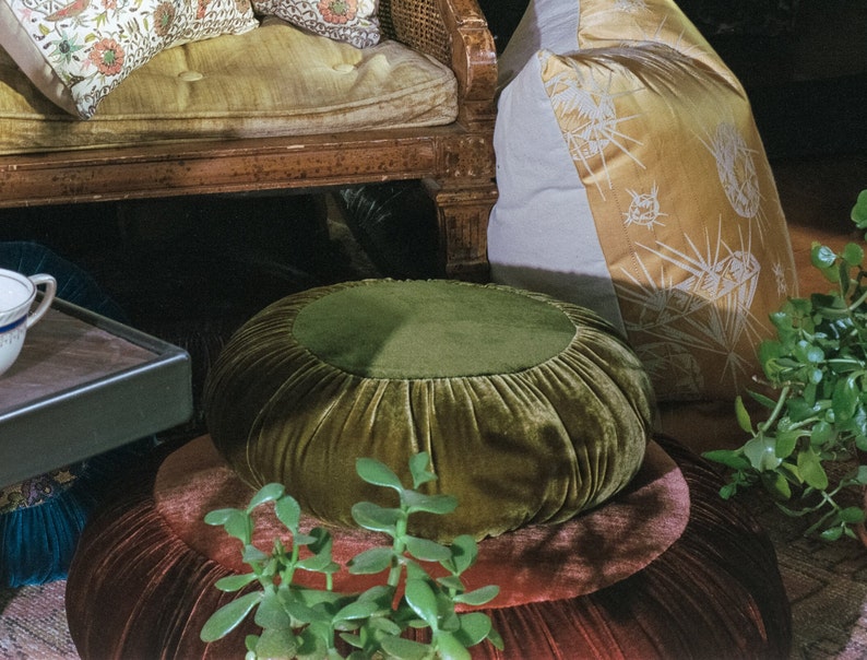 Almohada redonda de terciopelo, almohada decorativa, almohadas para sofá, cama, almohada de terciopelo de seda, verde chartreuse, decoración del hogar de terciopelo imagen 2