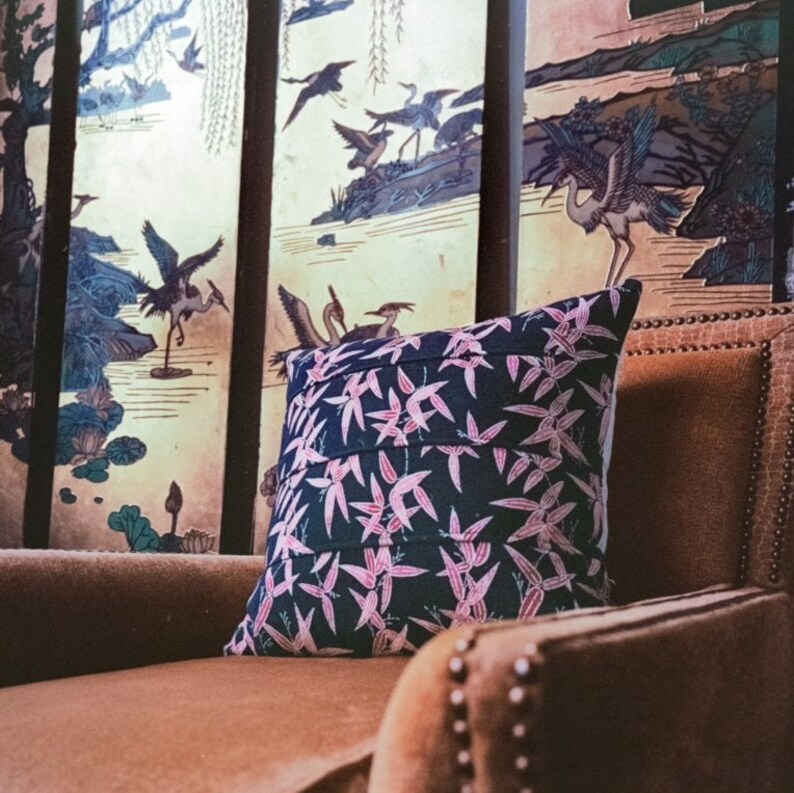 coussin vintage, feuilles de bambou rose sur soie noire, tissu kimono, housse de coussin décorative, housse de coussin 20 x 20, coussins décoratifs pour canapé image 5