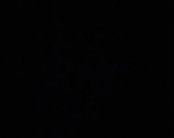 Puede incluir: Un fondo negro.