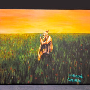 Puede incluir: Una pintura de una persona sentada en una silla en un campo de hierba verde con flores rojas. La persona está sosteniendo una flor azul y la está mirando. El cielo es naranja y amarillo. La pintura está firmada "Almudena Caminero".