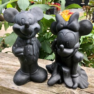 Stone/cre Disney Set - Posing Mickey Mouse & Minnie Mouse Statue