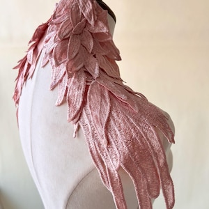 Par de alas de ángel con efecto espejo, alas de plumas de tela en capas, decoración para hombros para vestidos de graduación y disfraces.