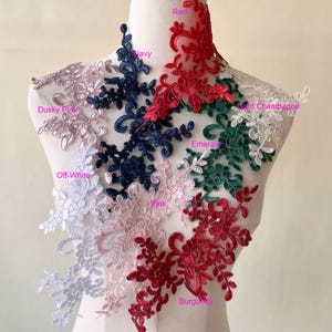 Könnte beinhalten: Sortiment an Spitzenborten in verschiedenen Farben, darunter staubiges Rosa, Off-White, Rosa, Burgunder, Smaragd, Marine, helles Champagner und Rot. Die Spitzenborten sind in einem Kreis auf einem weißen Hintergrund angeordnet.