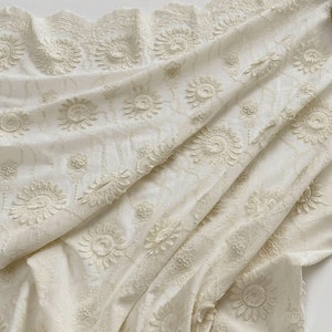 Sun Flower Tela de algodón Beige Tela de algodón Borde festoneado para detalles en el hogar, vestido maxi 51 pulgadas de ancho