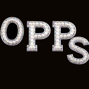 Puede incluir: Letras blancas adornadas con perlas que deletrean "OPPS" sobre un fondo negro.