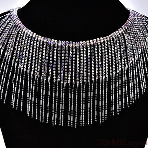 Może przedstawiać: Srebrna lamówka z frędzlami z kryształków z tęczowymi kryształkami i srebrnymi frędzlami łańcuchowymi.