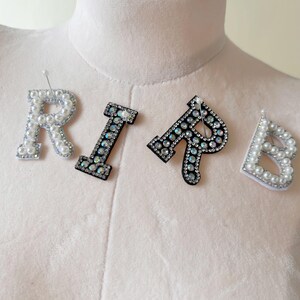 Letras con cuentas para planchar, coloridas y brillantes, letras mayúsculas del alfabeto perlado, adornadas para manualidades y ropa. imagen 2