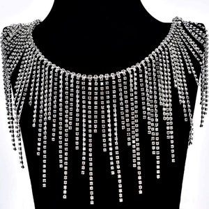 Peut inclure: Un collier en franges de strass argenté avec une chaîne délicate et des brins de strass en cascade.