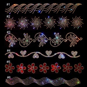 Könnte beinhalten: Eine Sammlung von Strassverzierungen in verschiedenen Designs. Die Designs umfassen wellenförmige Linien, Sternausbrüche, Blumenmuster, Herzen und Blumen. Die Strasssteine sind in Gold- und Rottönen auf schwarzem Hintergrund.
