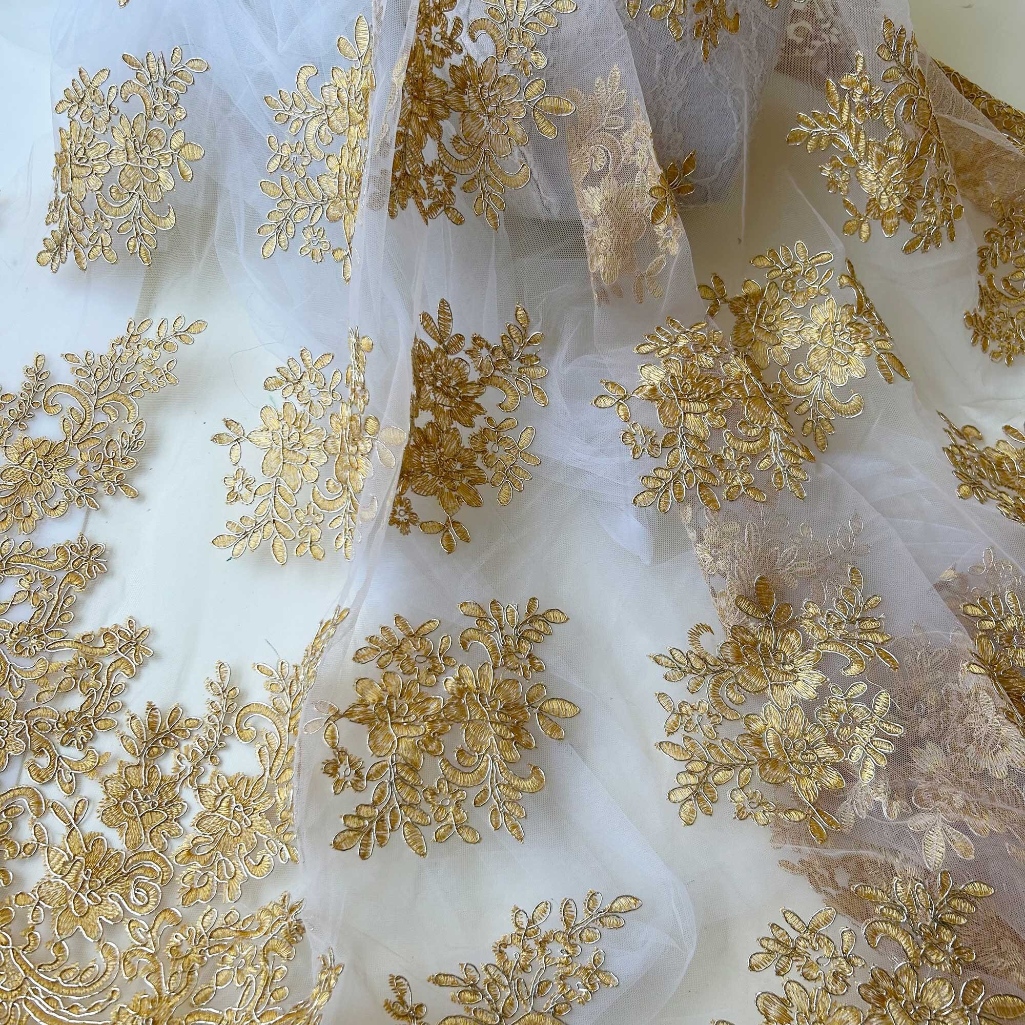 Tessuto di pizzo ricamato con filo Tessuto di pizzo floreale dorato per  abiti da festa, costumi -  Italia
