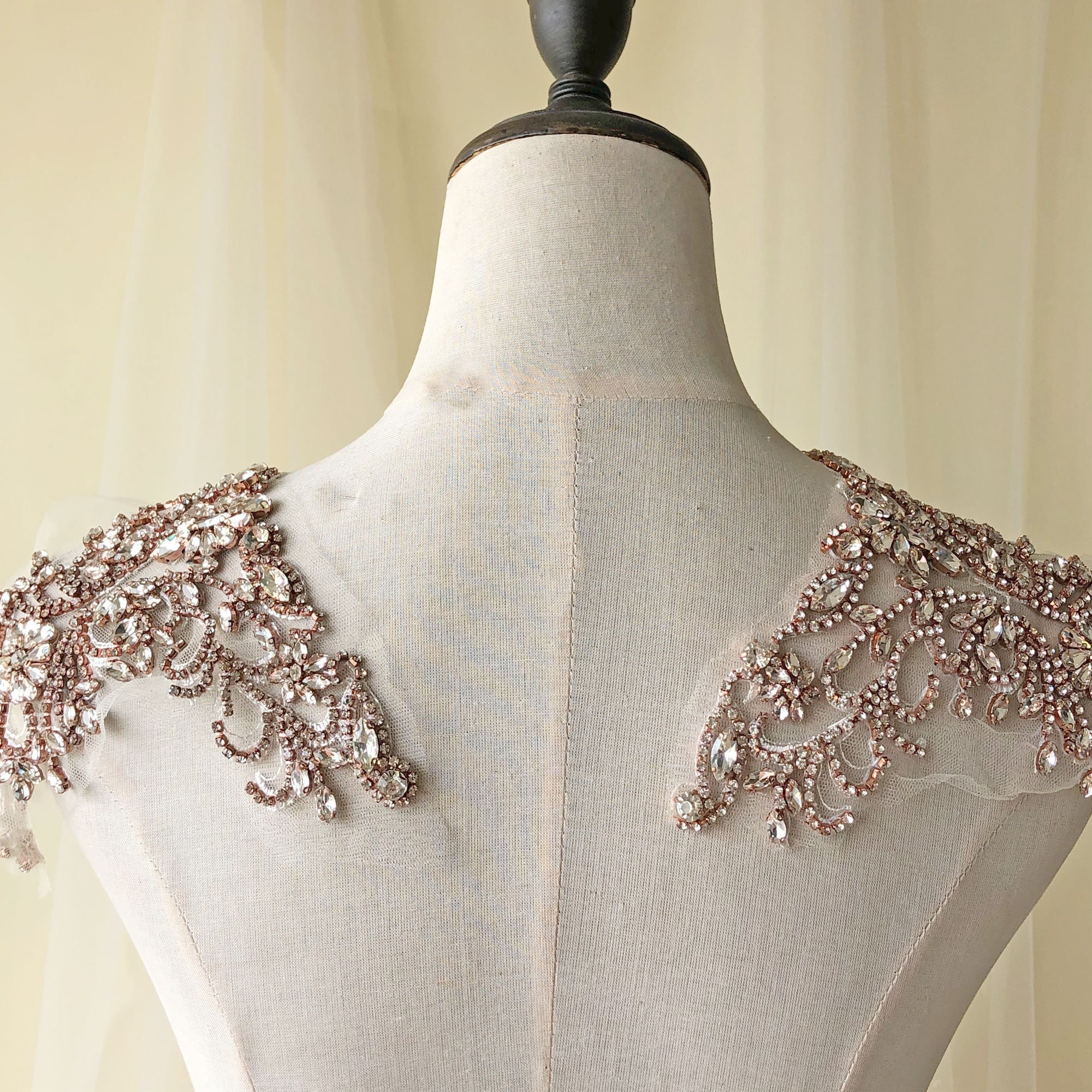 DUOBAO Rhinestone Pearl Bead Applique Iridescent Rhinestone Appliques for Dresses Vintage Crystal Bridal Sash Wedding Dress Belt