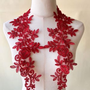 Può includere: Applique in pizzo rosso con motivi floreali, con foglie delicate e rose. Questo ricamo intricato è perfetto per aggiungere un tocco di eleganza a vestiti, artigianato o arredamento per la casa.