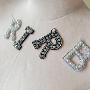 Letras con cuentas para planchar, coloridas y brillantes, letras mayúsculas del alfabeto perlado, adornadas para manualidades y ropa.