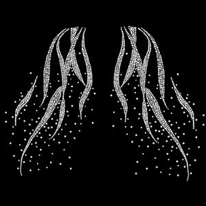 Può includere: Un design di strass bianco con due linee curve e fluide su uno sfondo punteggiato. Il design ricorda una cascata o capelli che scorrono.