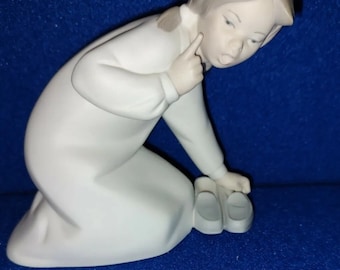 LLADRO 4523 Porcelain Figurine 'Little Girl with Slippers' Matte Finish