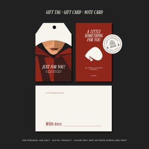 Puede incluir: Un conjunto de etiqueta de regalo, tarjeta de regalo y tarjeta de nota en tonos rojo y blanco. La etiqueta muestra una figura estilizada con el texto JUST FOR YOU! A LITTLE SOMETHING TO MAKE YOU SMILE. La tarjeta incluye A LITTLE SOMETHING FOR YOU.