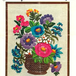 Vintage Crewel Stickerei digitales Muster/Blumen Gesteck Crewel/Blumen Crewel/ Instant Download/ 1970er Design