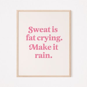 Może przedstawiać: Wydruk w ramie z różowym motywacyjnym cytatem, który brzmi: "Sweat is fat crying. Make it rain."