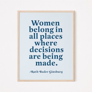 Frauen gehören überall hin, wo Entscheidungen getroffen werden print | rbg zitat | ruth bader ginsburg | feministische Kunst | gedecktes blaues Wanddekor