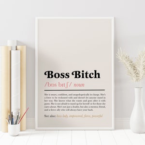 Peut inclure: Une affiche imprimable avec un fond beige et du texte noir. Le texte dit "Boss Bitch /bDs bitf/ noun" et d&eacute;finit le terme comme une personne intelligente, confiante et qui assume ses responsabilit&eacute;s. Le texte comprend &eacute;galement "Voir aussi : boss lady, empowered, fierce, powerful".