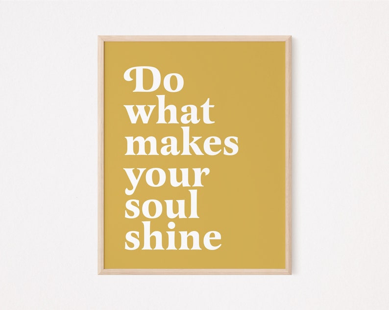 Peut inclure: Une impression encadr&eacute;e jaune avec le texte "Do what makes your soul shine" en blanc.