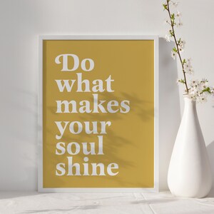 Peut inclure: Une impression encadr&eacute;e blanche avec un fond jaune et un texte blanc qui dit "Do what makes your soul shine".