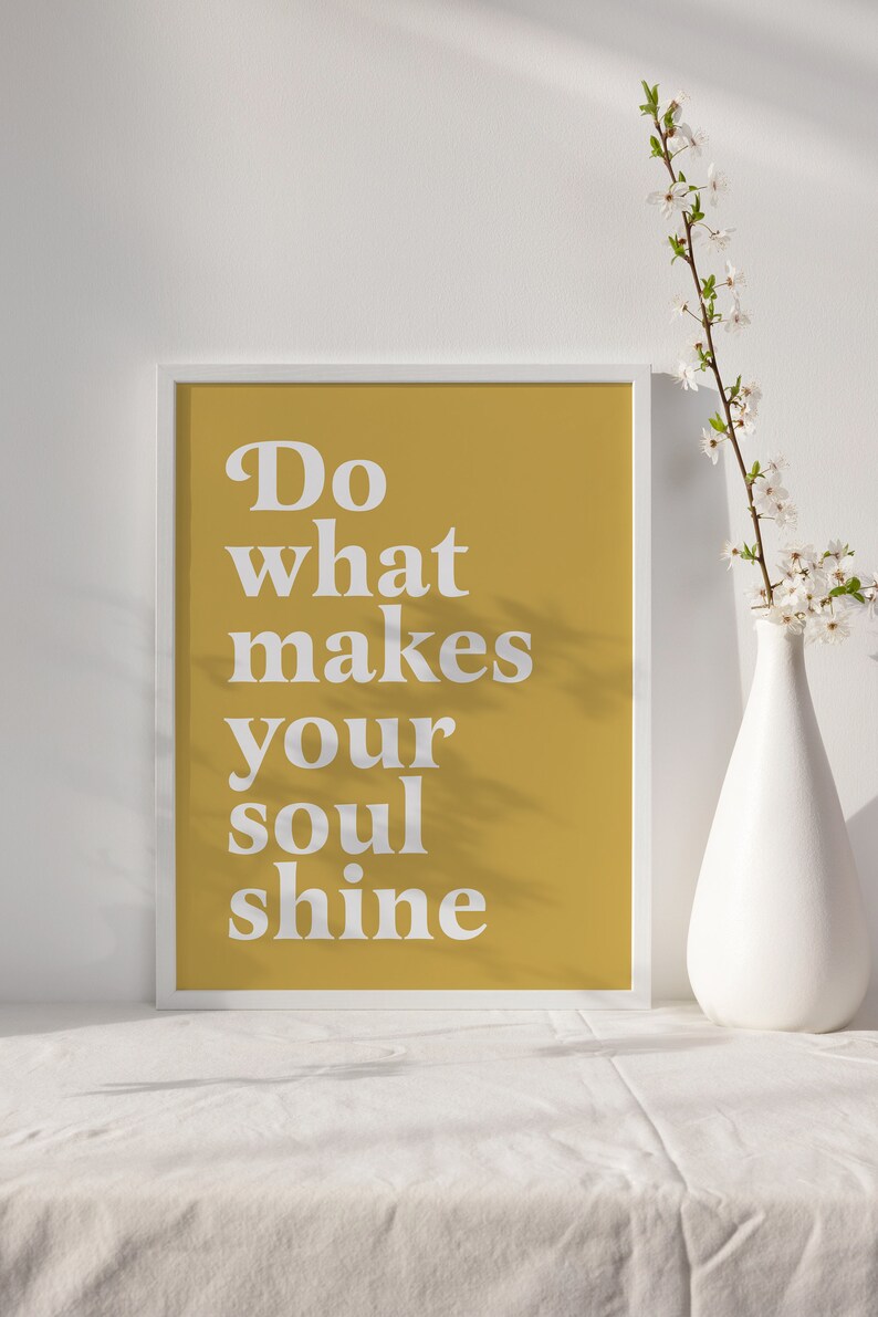 Peut inclure: Une impression encadr&eacute;e blanche avec un fond jaune et un texte blanc qui dit "Do what makes your soul shine".