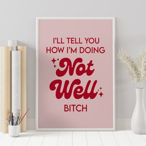 Pode incluir: Um p&ocirc;ster rosa com texto branco que diz "I'll tell you how I'm doing Not Well Bitch" em uma fonte vermelha retr&ocirc; com detalhes de glitter.