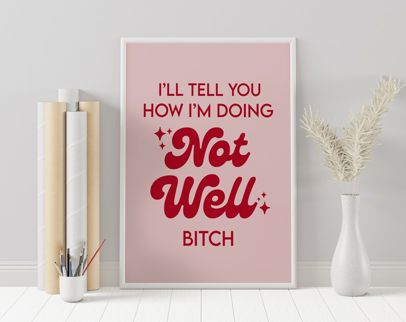 Pode incluir: Um p&ocirc;ster rosa com texto branco que diz "I'll tell you how I'm doing Not Well Bitch" em uma fonte vermelha retr&ocirc; com detalhes de glitter.