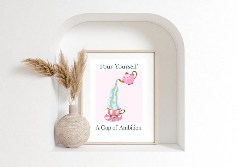Pu&ograve; includere: Una teiera rosa versa un liquido blu e bianco a righe con stelle gialle in una tazza da t&egrave; con un piattino a righe rosa e bianco. Il testo "Pour Yourself A Cup of Ambition" &egrave; sotto l'immagine.