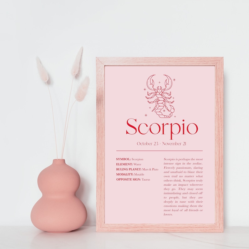 Pu&ograve; includere: Un poster stampabile rosa con un disegno a linea rossa di uno scorpione e il testo "Scorpio" in rosso. Il poster include anche le date "23 ottobre - 21 novembre" e una descrizione del segno zodiacale Scorpione.