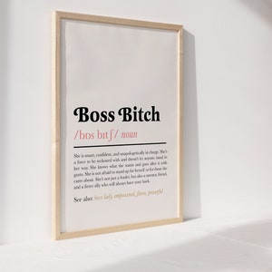 Peut inclure: Une affiche imprimable avec un fond blanc et du texte noir. Le texte dit "Boss Bitch /bDs bitf/ nom Elle est intelligente, confiante et ne s'excuse pas d'&ecirc;tre en charge. Elle est une force avec laquelle il faut compter et ne laisse personne se mettre en travers de son chemin. Elle sait ce qu'elle veut et va apr&egrave;s avec gusto. Elle n'a pas peur de se d&eacute;fendre ou de d&eacute;fendre ceux qu'elle aime. Elle n'est pas seulement une leader, mais aussi une mentor, une amie et une alli&eacute;e f&eacute;roce qui sera toujours l&agrave; pour vous. Voir aussi : boss lady, empowered, fierce, powerful"