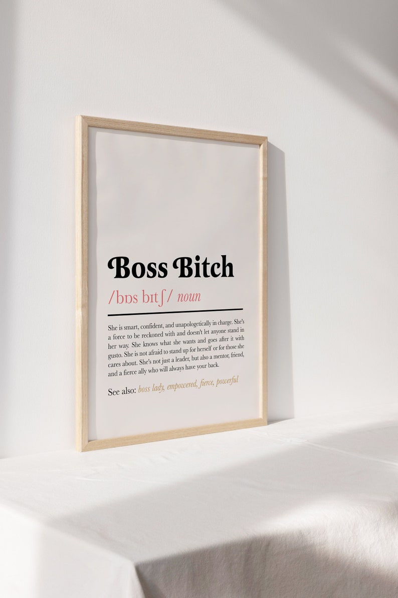 Peut inclure: Une affiche imprimable avec un fond blanc et du texte noir. Le texte dit "Boss Bitch /bDs bitf/ nom Elle est intelligente, confiante et ne s'excuse pas d'&ecirc;tre en charge. Elle est une force avec laquelle il faut compter et ne laisse personne se mettre en travers de son chemin. Elle sait ce qu'elle veut et va apr&egrave;s avec gusto. Elle n'a pas peur de se d&eacute;fendre ou de d&eacute;fendre ceux qu'elle aime. Elle n'est pas seulement une leader, mais aussi une mentor, une amie et une alli&eacute;e f&eacute;roce qui sera toujours l&agrave; pour vous. Voir aussi : boss lady, empowered, fierce, powerful"
