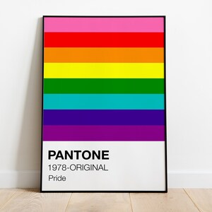 Może przedstawiać: Wydruk w ramie oryginalnej tęczowej flagi dumy z logo palety kolor&oacute;w Pantone i tekstem "1978-ORIGINAL Pride".