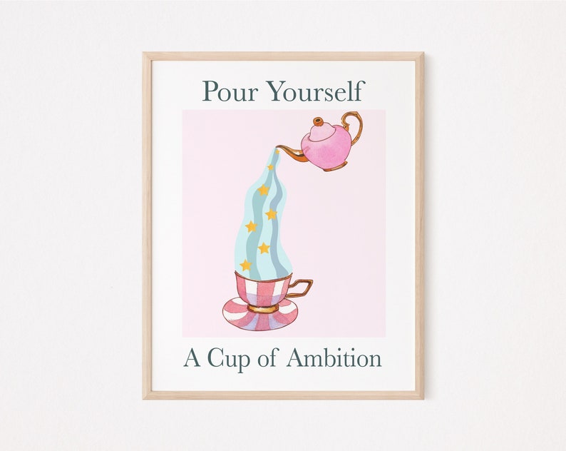 Pu&ograve; includere: Una teiera rosa versa un liquido blu con stelle dorate in una tazza da t&egrave; a righe. Il testo "Pour Yourself A Cup of Ambition" &egrave; scritto sotto l'immagine.