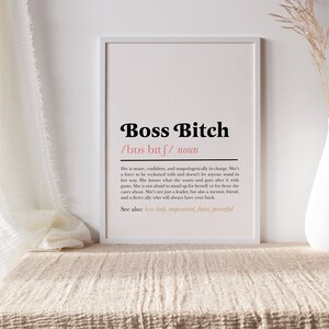 Peut inclure: Une affiche encadr&eacute;e avec un fond blanc et du texte noir qui dit "Boss Bitch /bDs bitf/ noun Elle est intelligente, confiante et ne s'excuse pas d'&ecirc;tre en charge. C'est une force avec laquelle il faut compter et elle ne laisse personne se mettre en travers de son chemin. Elle sait ce qu'elle veut et va apr&egrave;s avec enthousiasme. Elle n'a pas peur de se d&eacute;fendre ou de d&eacute;fendre ceux qu'elle aime. Elle est juste une leader, mais aussi une mentor, une amie et une alli&eacute;e f&eacute;roce qui sera toujours l&agrave; pour vous. Voir aussi : boss lady, empowered, fierce, powerful"