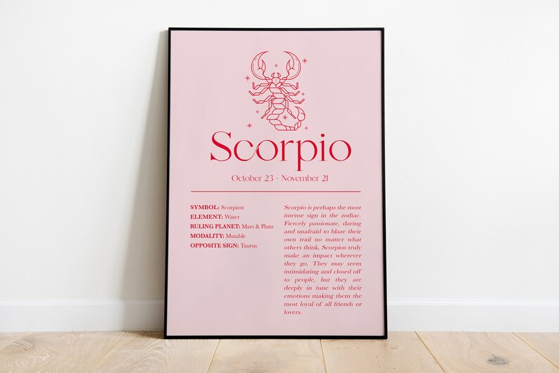 Pu&ograve; includere: Un poster stampabile rosa e rosso con un disegno a linea di uno scorpione e il testo "Scorpio" con le date "23 ottobre - 21 novembre". Il poster include anche il testo "Simbolo: Scorpione", "Elemento: Acqua", "Pianeta dominante: Marte e Plutone", "Modalit&agrave;: Mutabile", e "Segno opposto: Toro".