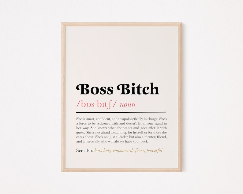 Peut inclure: Une affiche imprimable avec un fond blanc et un cadre noir. Le texte dit "Boss Bitch /bDs bitf/ noun" et comprend une d&eacute;finition du terme.