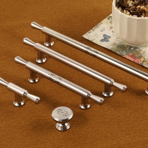 Manijas de tocador de plata francesa, tiradores de cajón minimalistas, tiradores de gabinete grabados a medida, pomos de cocina de un solo orificio, tiradores de puerta, herrajes para muebles