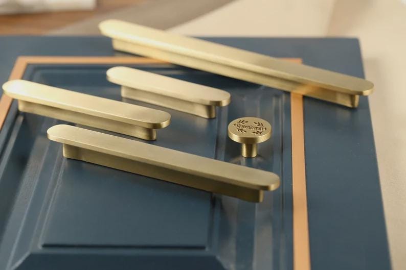 Manijas de tocador de latón macizo cepillado, tiradores de cajones versátiles, perilla redonda para armario, perillas de gabinete grabadas a medida, manija larga para puerta de cocina moderna