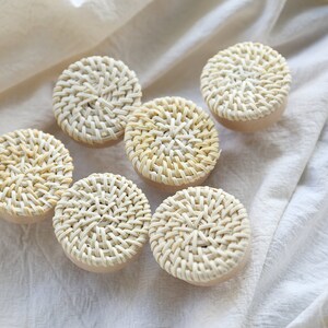 Boutons bohèmes en rotin Boutons en bois uniques Poignées de tiroir en rotin Boutons en rotin en bois gravés sur mesure Poignées de tiroir d'armoire Poignées d'armoire en bois image 3