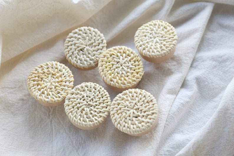 Boutons bohèmes en rotin Boutons en bois uniques Poignées de tiroir en rotin Boutons en rotin en bois gravés sur mesure Poignées de tiroir d'armoire Poignées d'armoire en bois image 3