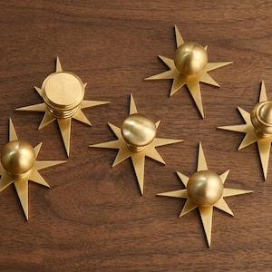 Tiradores y pomos de latón macizo con forma de estrella para cajones de armarios, pomos y pomos para puertas de cómodas grabados a medida, pomos redondos con forma de bola.